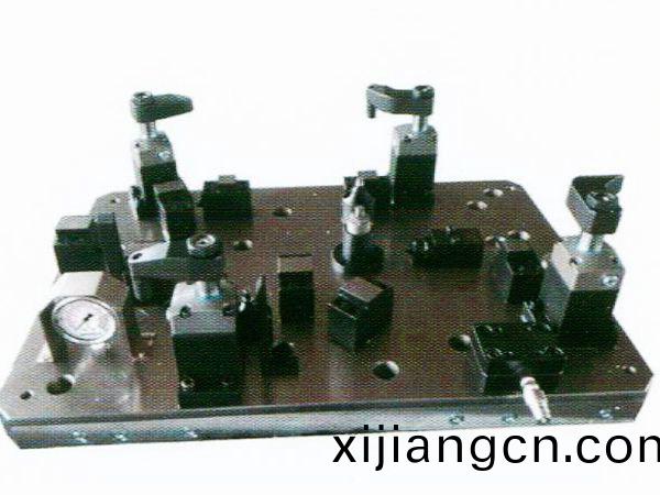 齒(chi)輪室罩蓋液壓(ya)裌具(ju)